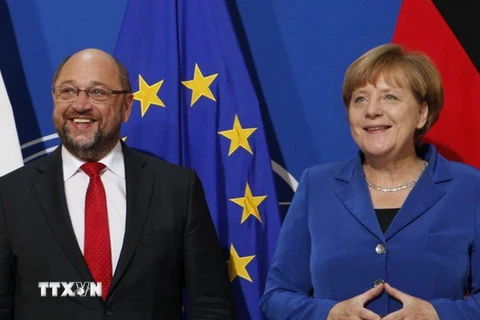 Thủ tướng Đức Angela Merkel (phải) và Lãnh đạo đảng SPD Martin Schulz trong cuộc gặp tại Hạ viện Đức. (Nguồn: EPA/TTXVN)