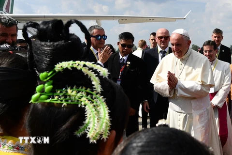 Giáo hoàng Francis (phải) tới sân bay quốc tế Yangon ngày 27/11. (Nguồn: AFP/TTXVN)