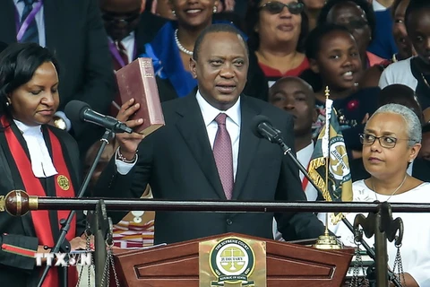 Ông Uhuru Kenyatta tuyên thệ nhậm chức Tổng thống Kenya nhiệm kỳ thứ 2. (Nguồn: AFP/TTXVN)