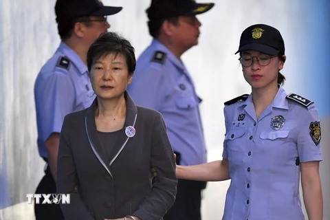 Bà Park Geun-Hye (phía trước) được đưa tới Tòa án Quận trung tâm Seoul ngày 7/8. (Nguồn: AFP/TTXVN)