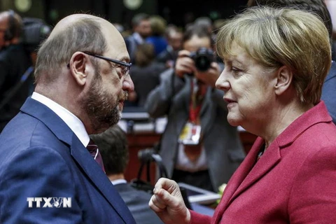 Thủ tướng Đức Angela Merkel (phải) và Lãnh đạo đảng SPD Martin Schulz (trái) trong cuộc gặp tại Brussels, Bỉ ngày 17/3. (Nguồn: REUTERS /TTXVN)