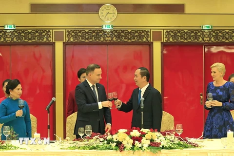 Chủ tịch nước Trần Đại Quang và Phu nhân cùng Tổng thống Cộng hòa Ba Lan Andrzej Duda và Phu nhân nâng cốc. (Ảnh: Nhan Sáng/TTXVN)