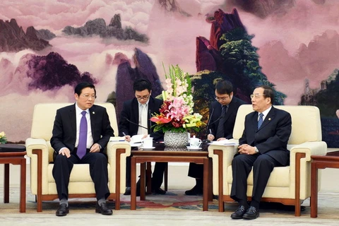 Ông Dương Hiểu Độ, Phó Chủ nhiệm Ủy ban Kiểm tra Kỷ luật Trung ương Đảng Cộng sản Trung Quốc tiếp ông Phan Đình Trạc. (Ảnh: Trung Kiên/TTXVN)