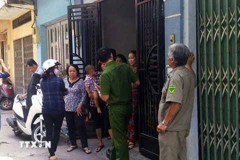 Đoàn liên ngành đến kiểm tra cơ sở giữ trẻ số 214/77 trên đường Nguyễn Oanh, TP.HCM, nơi có nhiều bé bị bạo hành. (Ảnh: Tuấn Anh/TTXVN)