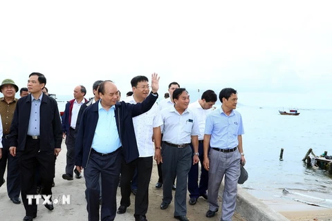 Thủ tướng Nguyễn Xuân Phúc kiểm tra công tác khắc phục hậu quả cơn bão số 12 tại huyện Vạn Ninh. (Ảnh: Thống Nhất/TTXVN)