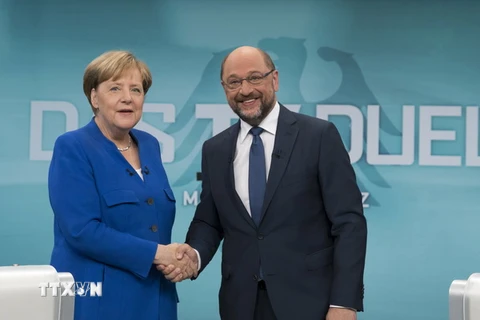 Thủ tướng Đức Angela Merkel (trái) và Chủ tịch đảng Dân chủ Xã hội (SPD) Martin Schulz trong một cuộc tranh luận trực tiếp trên truyền hình tại Berlin ngày 3/9. (Nguồn: EPA/TTXVN)