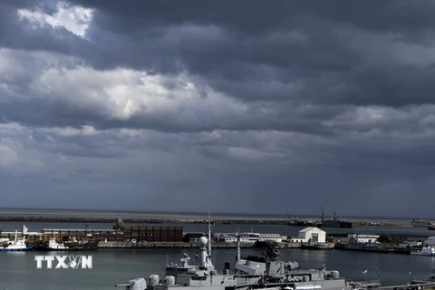 Tàu khu trục ARA Sarandi của Hải quân Argentina tham gia chiến dịch tìm kiếm tàu ngầm ARA San Juan tại Mar del Plata ngày 20/11. (Nguồn: AFP/TTXVN)