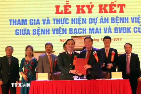 Ký kết thỏa thuận hợp tác và thực hiện Dự án Bệnh viện vệ tinh giữa Bệnh viện Bạch Mai và Bệnh viện Đa khoa Cửa Đông. (Ảnh: Tá Chuyên/TTXVN)