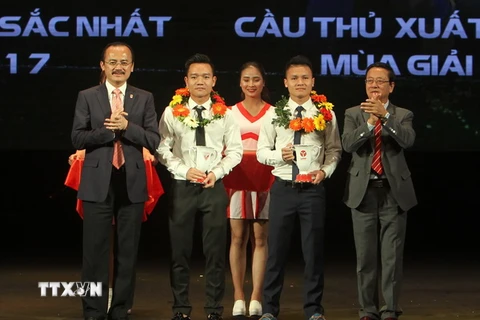 Trao giải thưởng Cầu thủ xuất sắc và Cầu thủ trẻ xuất sắc nhất cho Đinh Thanh Trung (CLB Quảng Nam) và Nguyễn Quang Hải (CLB Hà Nội). (Ảnh: Quốc Khánh/TTXVN)