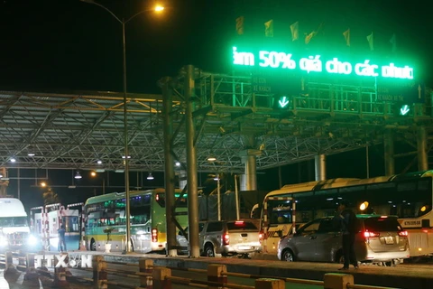 Phương tiện giao thông qua trạm thu phí BOT Cai Lậy lúc nửa đêm. (Ảnh: Nam Thái/TTXVN)