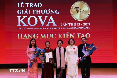 Trao giải thưởng KOVA hạng mục Kiến tạo cho PGS. TS. Lê Thị Tuyết Lan (thứ hai bên trái qua). (Ảnh: Huy Hùng/TTXVN.