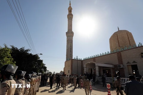Binh sỹ và cảnh sát Ai Cập tăng cường an ninh bên ngoài đền thờ Hồi giáo Al-Rawda ở Bir al-Abed sau vụ tấn công khủng bố, ngày 1/12. (Nguồn: THX/TTXVN)