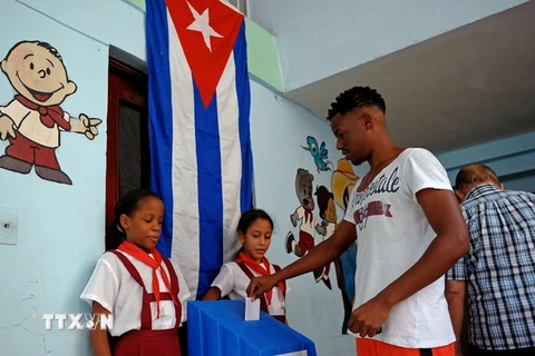 Cử tri Cuba bỏ phiếu trong vòng 1 cuộc bầu cử địa phương tại một điểm bầu cử ở La Habana ngày 26/11. (Nguồn: AFP/TTXVN)
