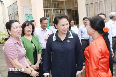 Chủ tịch Quốc hội Nguyễn Thị Kim Ngân với cử tri thị trấn Phong Điền. (Ảnh: Trọng Đức/TTXVN)