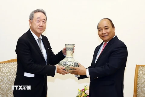 Thủ tướng Nguyễn Xuân Phúc tặng quà lưu niệm cho ông Chang Dae Whan, Chủ tịch Tập đoàn Truyền thông Maekyung (Hàn Quốc). (Ảnh: Thống Nhất/TTXVN)