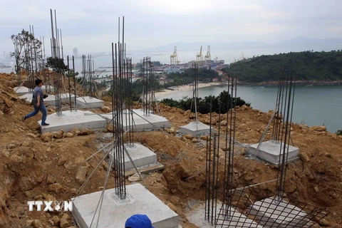 Các phần móng biệt thự xây dựng trái phép khi chưa được cấp giấy phép xây dựng tại dự án Khu du lịch Sinh thái Biển Tiên Sa. (Ảnh: Trần Lê Lâm/TTXVN)