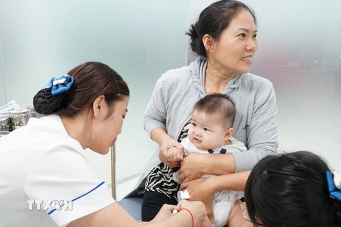 Tiêm vắcxin cho trẻ tại Trung tâm. (Ảnh: Phương Vy/TTXVN)