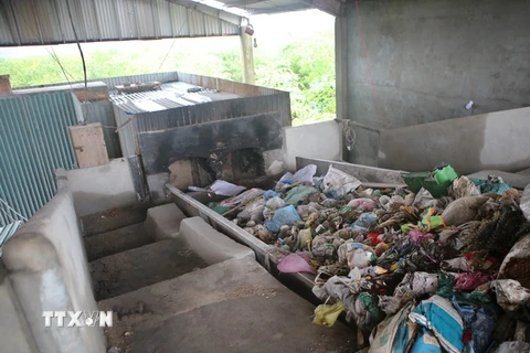 Lò đốt rác 7 tỷ đồng mới đưa vào sử dụng đã hư hỏng. (Ảnh: Hồ Cầu/TTXVN)