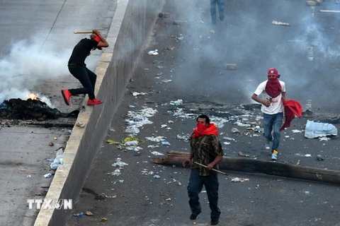 Người biểu tình ủng hộ ứng viên đối lập gây bạo động trên đường phố ở Tegucigalpa, ngày 1/12. (Nguồn: AFP/ TTXVN)