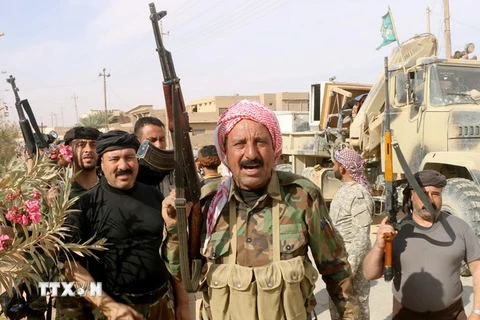 Binh sỹ Iraq sau khi giành quyền kiểm soát thành phố Rawa từ tay IS. (Nguồn: AFP/TTXVN)
