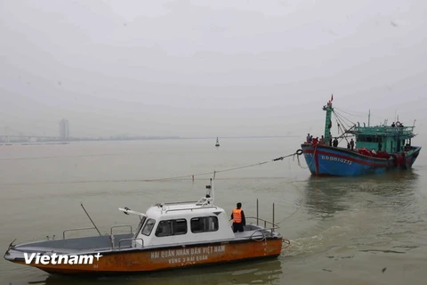 Tàu cá BĐ 98147 TS gặp nạn trên biển được kéo về cập bờ an toàn tại cầu cảng Vùng 3 Hải quân (Đà Nẵng). (Ảnh: Trần Lê Lâm/Vietnam+)