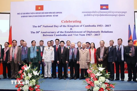 Phó Thủ tướng, Bộ trưởng Ngoại giao Phạm Bình Minh chụp ảnh chung với các đại biểu tham dự tiệc chiêu đãi. (Ảnh: TTXVN)