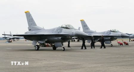 Máy bay chiến đấu F-16 của Mỹ tại căn cứ không quân ở Miyazaki, Nhật Bản chuẩn bị cho cuộc tham gia tập trận chung Mỹ-Nhật. (Nguồn: Kyodo/TTXVN)