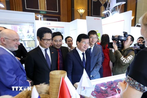 Phó Thủ tướng Chính phủ Trịnh Đình Dũng cùng các đại biểu tham quan triển lãm trong ngày khai mạc: (Ảnh: Quang Quyết/TTXVN)