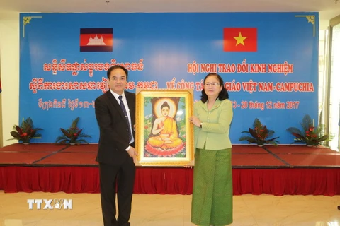 Bà Touch Sarom, Quốc vụ khanh Bộ Lễ nghi và Tôn giáo Campuchia tặng quà lưu niệm cho Ban Tôn giáo Chính phủ Việt Nam. (Ảnh: Ngọc Thiện/TTXVN)