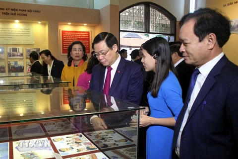 Ủy viên Bộ Chính trị, Phó Thủ tướng Vương Đình Huệ tham quan các hình ảnh, hiện vật về Cụ Phan Bội Châu và phong trào Đông Du tại Nhà lưu niệm Khu di tích quốc gia đặc biệt Phan Bội Châu. (Ảnh: Tá Chuyên/TTXVN)