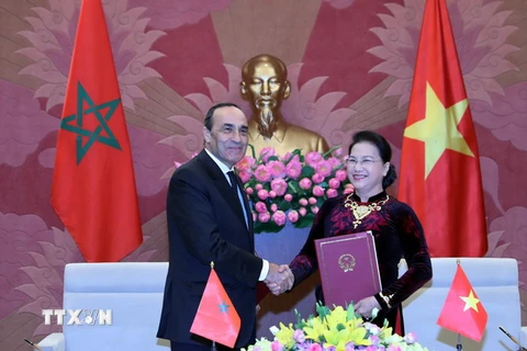 Chủ tịch Quốc hội Nguyễn Thị Kim Ngân và Chủ tịch Hạ viện Vương quốc Maroc Habib El Malki ký Biên bản hợp tác giữa Quốc hội hai nước. (Ảnh: Trọng Đức/TTXVN)
