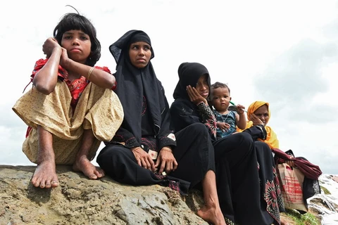 Người Rohingya tại khu vực Shah Porir Dwip ở gần Teknaf, Bangladesh ngày 22/10, sau khi rời bỏ nhà cửa tránh xung đột tại Myanmar. (Nguồn: AFP/TTXVN)