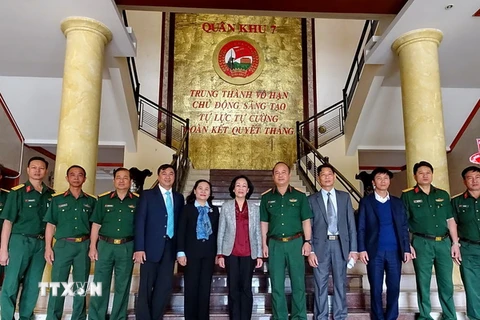 Đồng chí Trương Thị Mai cùng đoàn công tác đến thăm, chúc mừng và chụp ảnh lưu niệm cùng cán bộ chiến sĩ Bộ Tư lệnh Quân khu 7. (Ảnh: Thế Anh/TTXVN)