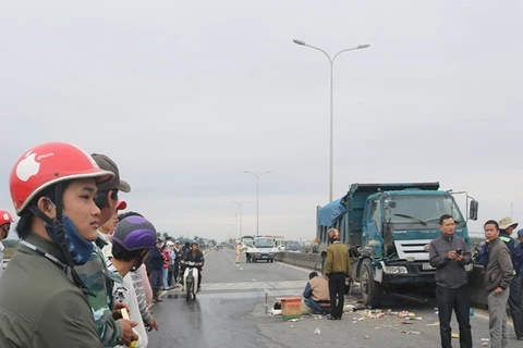 Xe tải va chạm mạnh với xe chở rác khiến một người tử vong