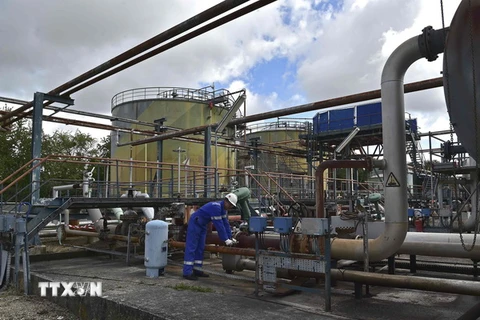 Công nhân làm việc tại cơ sở lọc dầu ở Saint-Mery, Pháp ngày 31/8. (Nguồn: AFP/TTXVN)