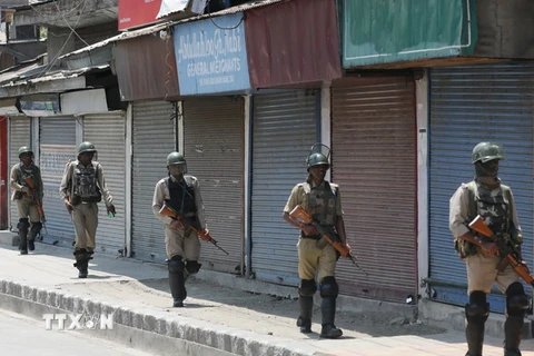 Binh sỹ Ấn Độ tuần tra tại Srinagar, thủ phủ Mùa Hè của bang Kashmir do Ấn Độ kiểm soát. (Nguồn: EPA/TTXVN)