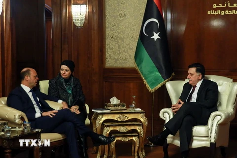 Thủ tướng Libya Fayez al-Sarraj (phải) và Ngoại trưởng Italy Angelino Alfano (trái) trong cuộc gặp tại Tripoli ngày 23/12. (Nguồn: THX/TTXVN)