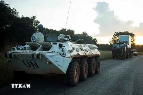 Binh sĩ thuộc Phái bộ gìn giữ hòa bình tại CH Trung Phi triển khai trên tuyến đường giữa Bouar và Bangui ngày 15/10. (Nguồn: AFP/TTXVN)