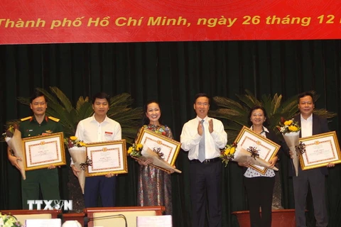 Đồng chí Võ Văn Thưởng, Ủy viên Bộ Chính trị, Bí thư Trung ương Đảng, Trưởng Ban Tuyên giáo Trung ương trao bằng khen cho các tập thể đạt thành tích trong năm 2017. (Ảnh: Thanh Vũ/TTXVN)