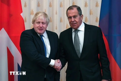 Ngày 22/12, Ngoại trưởng Nga Sergei Lavrov (ảnh, phải) đã có cuộc thảo luận với người đồng cấp Anh Boris Johnson. (Nguồn: AFP/TTXVN)