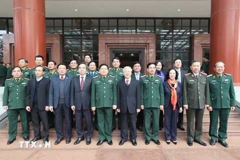 Tổng Bí thư Nguyễn Phú Trọng, Bí thư Quân ủy Trung ương và các đại biểu dự Hội nghị chụp ảnh chung. (Ảnh: Trí Dũng/TTXVN)