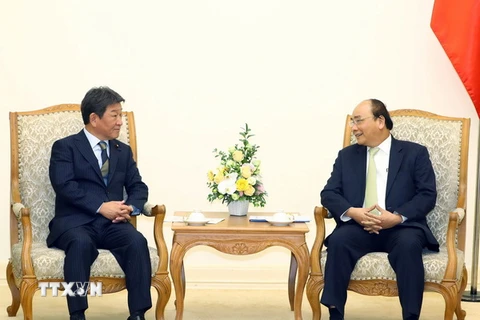 Thủ tướng Nguyễn Xuân Phúc tiếp ông Toshimitsu Motegi, Bộ trưởng Tái thiết kinh tế Nhật Bản. (Ảnh: Thống Nhất/TTXVN)