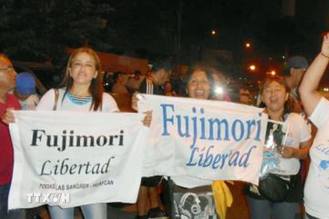 Những người ủng hộ ông Fujimori tuần hành bên ngoài bệnh viện ở Lima, Peru ngày 24/12. (Nguồn: Kyodo/TTXVN)