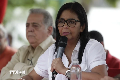 Chủ tịch Quốc hội lập hiến Venezuela (ANC) Delcy Rodriguez (phải) phát biểu tại Caracas ngày 27/8. (Nguồn: EPA/TTXVN)