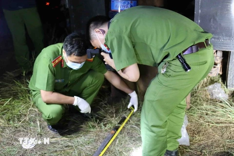 Lực lượng chức năng khám nghiệm hiện trường vụ hỗn chiến tranh chấp đất đai tại xã Ea Bung, huyện Ea Súp, Đắk Lắk. (Ảnh: Phạm Cường-Ngọc Hùng/TTXVN)