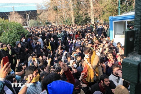 Người dân biểu tình phản đối các vấn đề về kinh tế ở Tehran, Iran ngày 30/12/2017. (Nguồn: AFP/TTXVN)