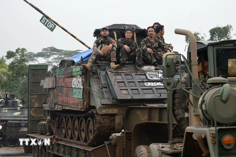 Binh sỹ Philippines tuần tra tại thành phố Marawi, đảo Mindanao. (Nguồn: AFP/TTXVN)