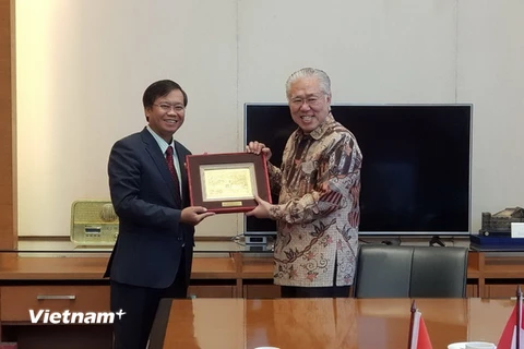 Đại sứ Hoàng Anh Tuấn và Bộ trưởng Thương mại Indonesia Enggartiasto Lukita. (Ảnh: Đỗ Quyên/Vietnam+)