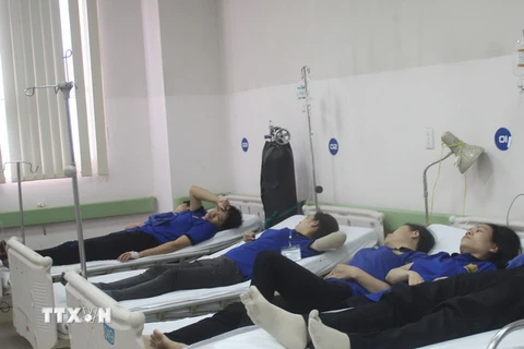 Hàng chục công nhân Công ty TNHH Friwo Việt Nam (KCN Amata, thành phố Biên Hoà, Đồng Nai) nhập viện sau bữa ăn trưa. (Ảnh: Lê Xuân/TTXVN)