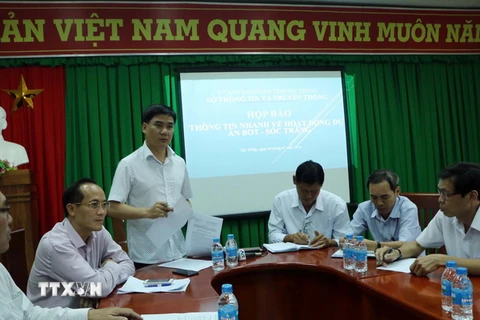 Ông Nguyễn Văn Phương, Chủ tịch HĐQT Công ty TNHH BOT Quốc lộ 1 Sóc Trăng trả lời báo chí. (Ảnh: Trung Hiếu/TTXVN)